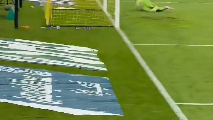 必有高人指点，赛前C罗单独指导！场上一脚世界波，进球后看看C罗什么反应，也太有实力了
 #足球