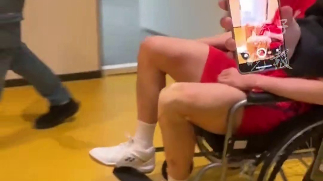 【】12月19日，在杭州举办的2025年世界羽联年终总决赛男单小组赛中， 因伤退出对阵中国台北选手周天成的比赛。 李诗沣以21比14拿下首局，第二局以14比11领先时，他在抢网起跳落地时扭伤了右脚踝，倒在对手周天成身边，无法动弹。周天成一开始并不确定李诗沣的状况，沟通得知李诗沣受伤了，于是帮忙跟裁判长沟通，叫来了轮椅。在医疗团队紧急处理后确认无法继续比赛，李诗沣坐轮椅离开赛场。 赛前李诗沣已透露长