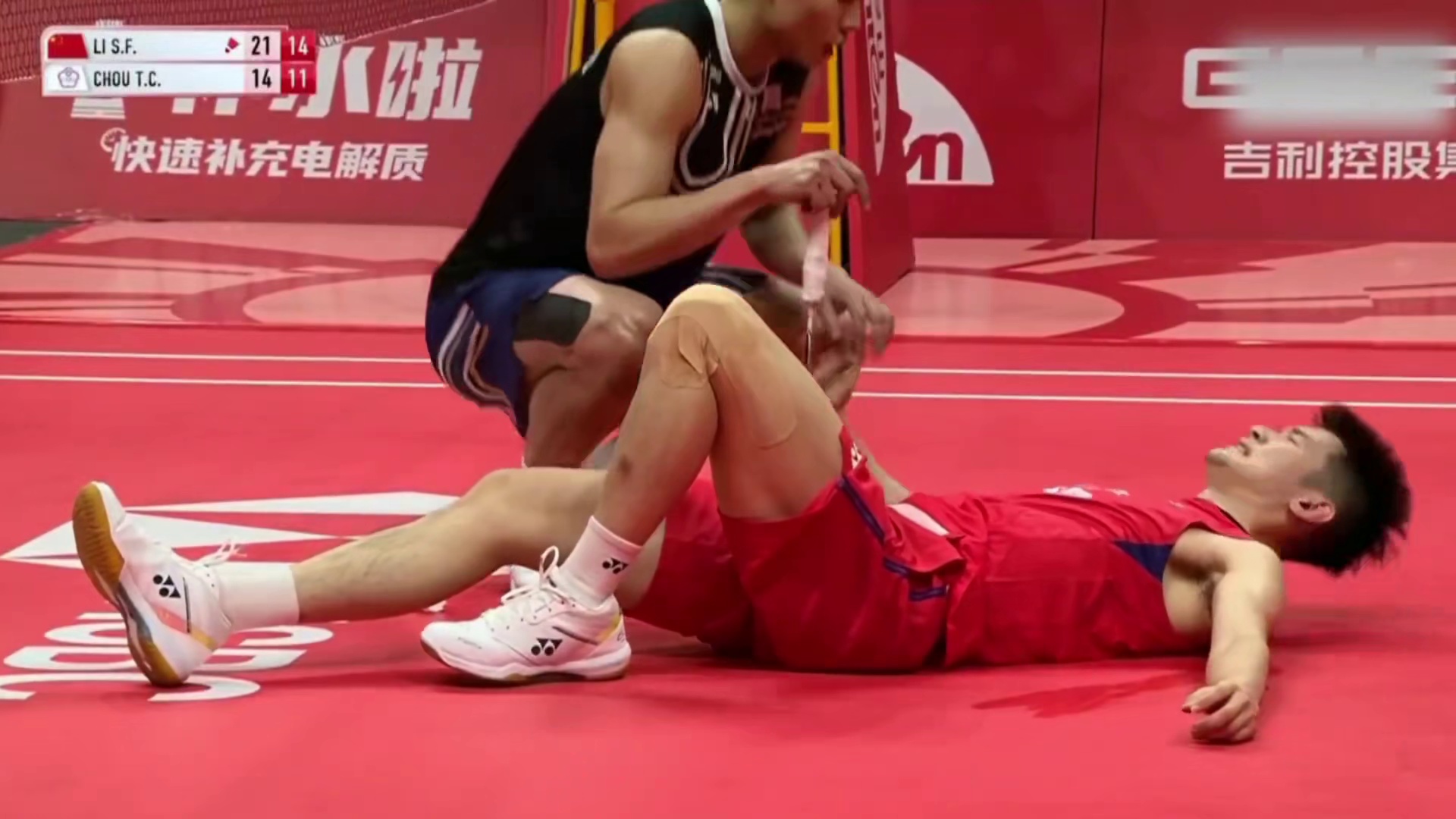 突发！！李诗沣崴脚摔倒！情况严不严重？？