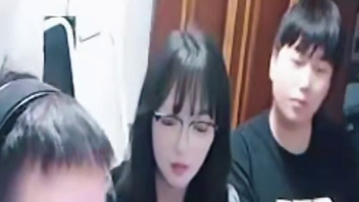 小林威看草莓嫂子站着当场赶走LD，毛青队友说旁边妹子好看，doo当场吃醋了草莓赶忙解释太有节目了