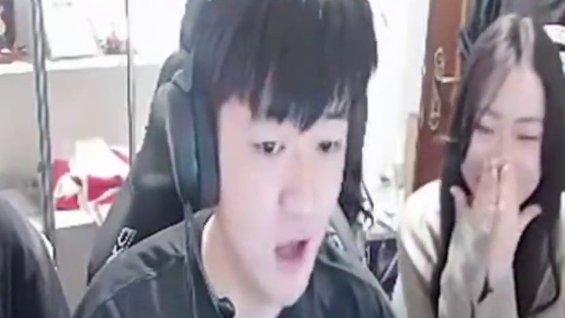 欧欧大哥是CF的骄傲，欧欧积分赛追分模式轰下36分，小袋狂喊漂亮给足情绪价值