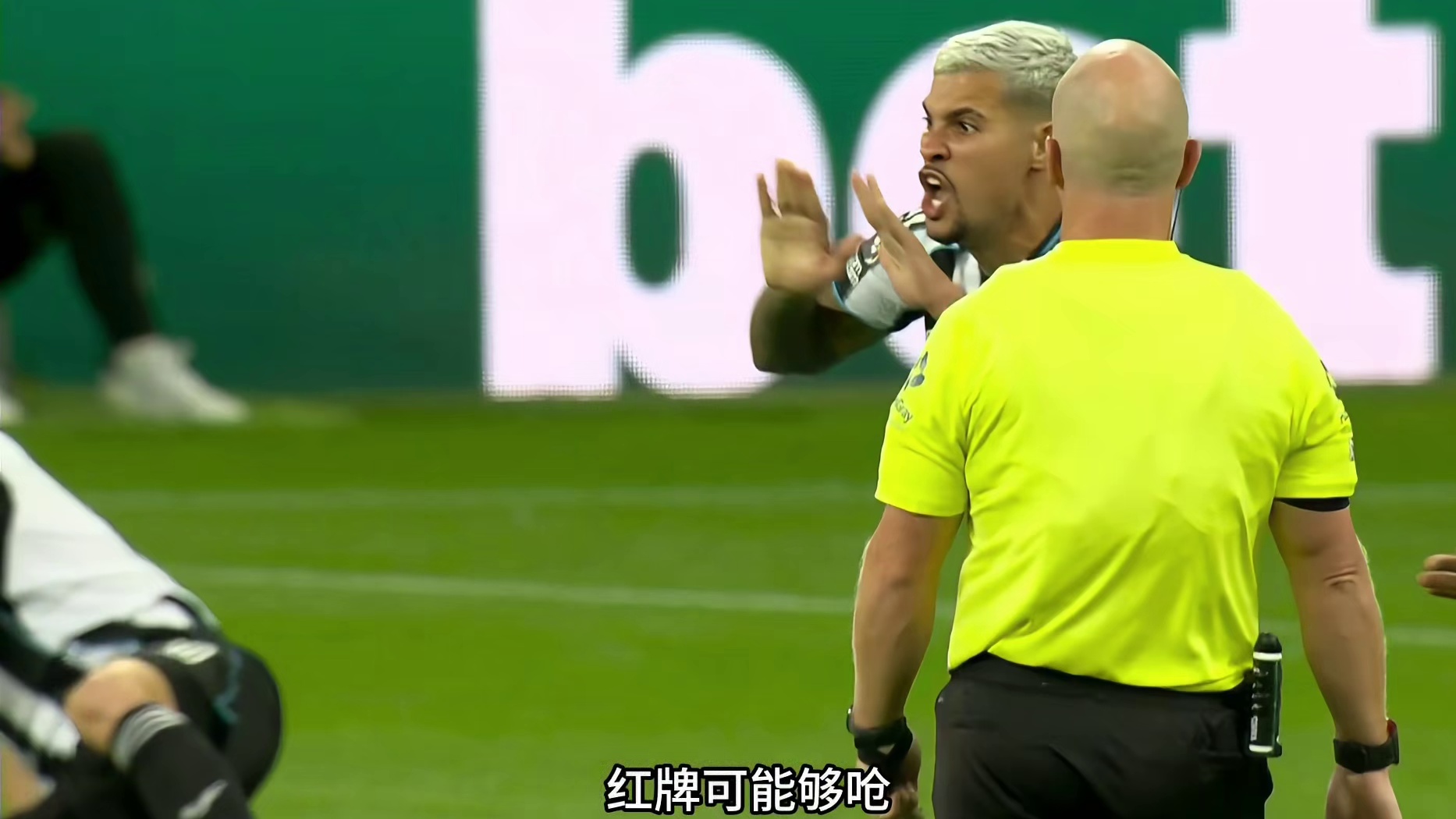 主裁判西蒙·胡珀发挥最差，他未罚下科纳特