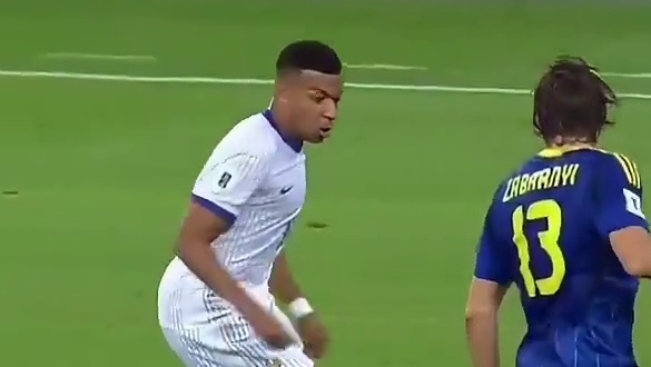 实际上姆巴佩并没有失去平衡，这是独一无二的