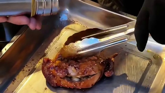 街头 10 元一只的奥尔良鸭腿，有点香呀！！一口下去，满嘴的肉，你们觉得 10 元一个值吗？