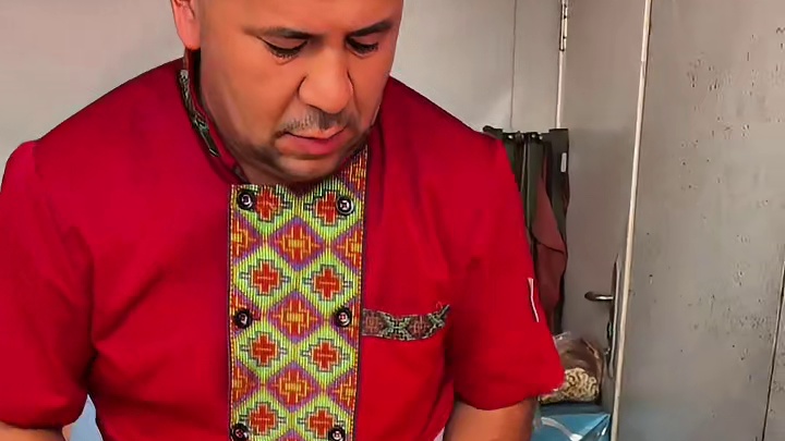 新疆街头烤全羊 烤的焦焦巴巴 这分量你们感觉值不值