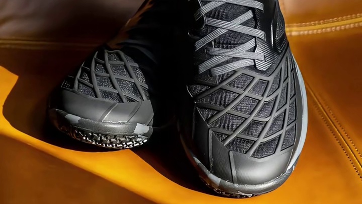 中羽开箱丨YONEX「CD3」球鞋图赏 凛冬已至，蚯蚓结，麋角解，往日的姹紫嫣红亦是被风霜吹落，本应