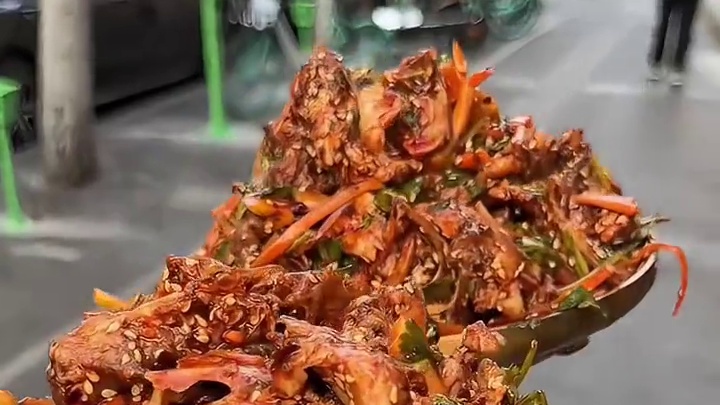 吃不吃南京街头的红油凉面 拌鸡架