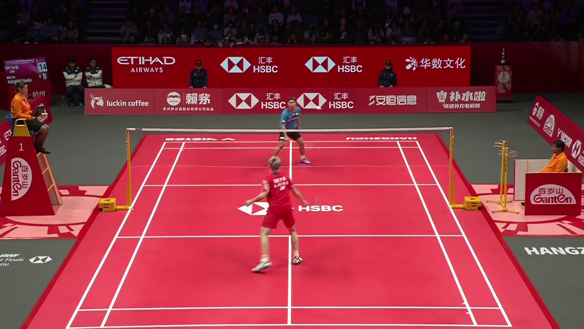 石宇奇多变的球路和犀利的杀球，始终压制奈良冈功大，轻松锁定小组第一