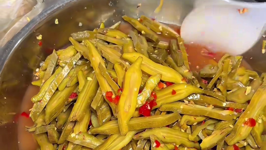 今天来到了云南墨江 一个集市就能吃到哈尼族的各色小吃 还有各种新鲜的食材