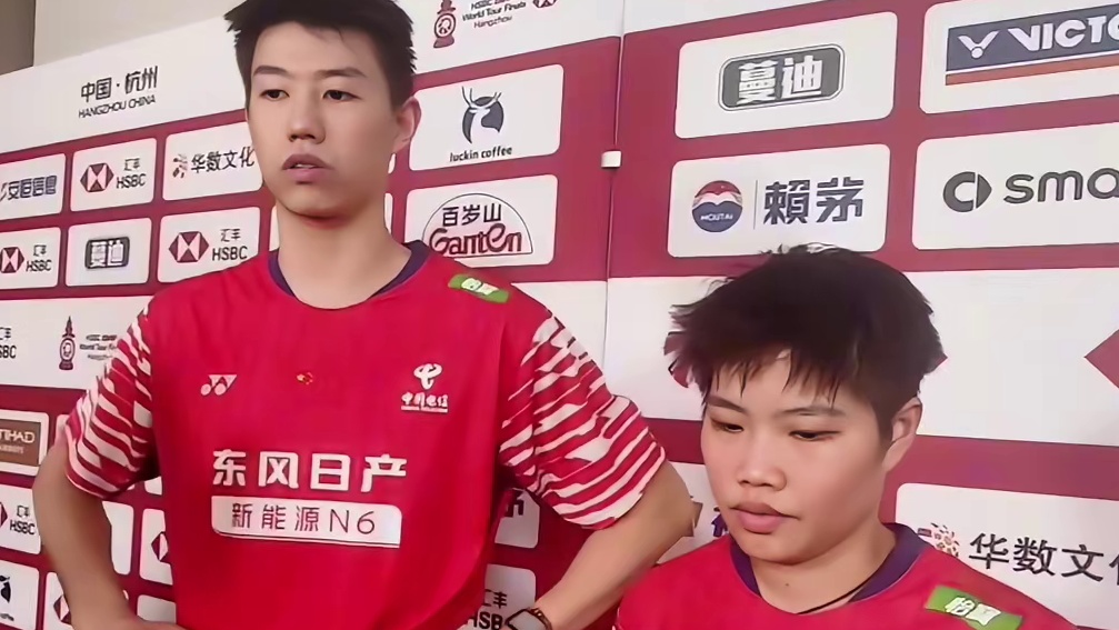 12月20日，中国组合冯彦哲/黄东萍2比1击败日本组合绿川大辉/斋藤夏闯入2025年世界羽联世界巡回赛总决赛混双决赛。这次比赛“凤凰”组合状态并不好，但是两人相互鼓励，战胜一个又一个困难进入决赛。本场半决赛黄东萍牵着郑思维的儿子艾登入场，两人进行了简单的交流。记者：周圆 ​​​