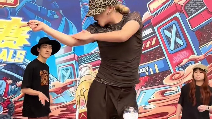 前两天把腰闪了，带着腰伤剧痛比赛，下不了腰弯不下去…来玩玩吧