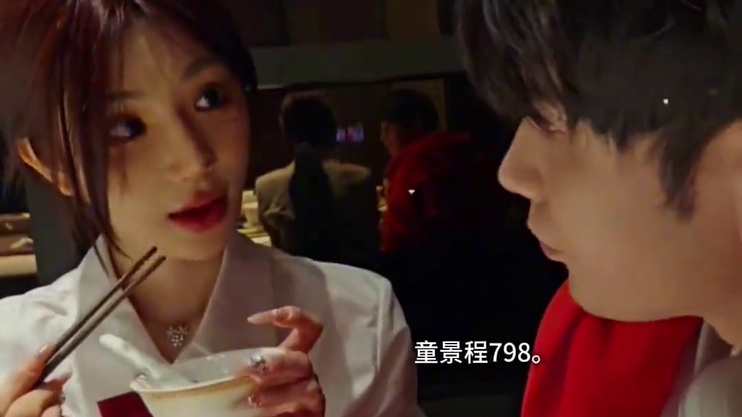 看了这个视频你就知道童锦程为啥是撩妹祖师爷了，简简单单一条鱼先是讲母爱后不经意透露家里拆迁最后一句callback更是直接封神