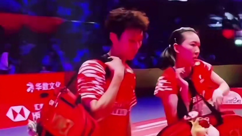 振欣首进年终赛决赛！国羽混双会师决赛！ 蒋振邦/魏雅欣 9-21、21-11、21-17 陈堂杰/杜依蔚 混双决赛：冯彦哲/黄东萍 vs 蒋振邦/魏雅欣（13-3） ​​​