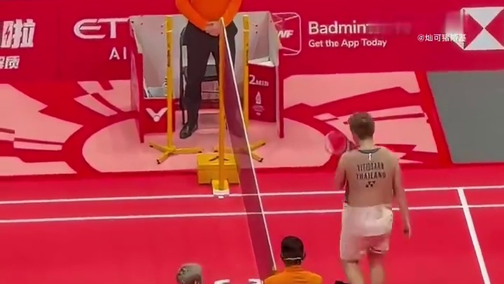 总决赛男单半决赛，石宇奇2-0干净利落零封昆拉武特晋级决赛！决赛将迎战状态火热的法国黑马小波波夫，冲击赛季第六冠！ ​​​