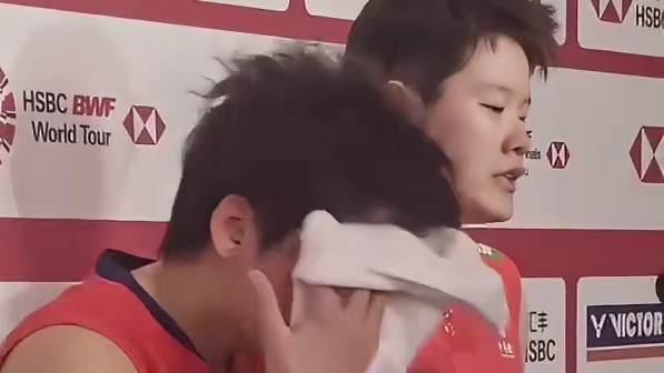 皮皮、蛋妞别哭，一场失利的因素有很多，失利不代表你们不努力，你们已经拼尽全力了，能在失利中总结经验，相信属于你们的女双时代终会盛放的 ​​​