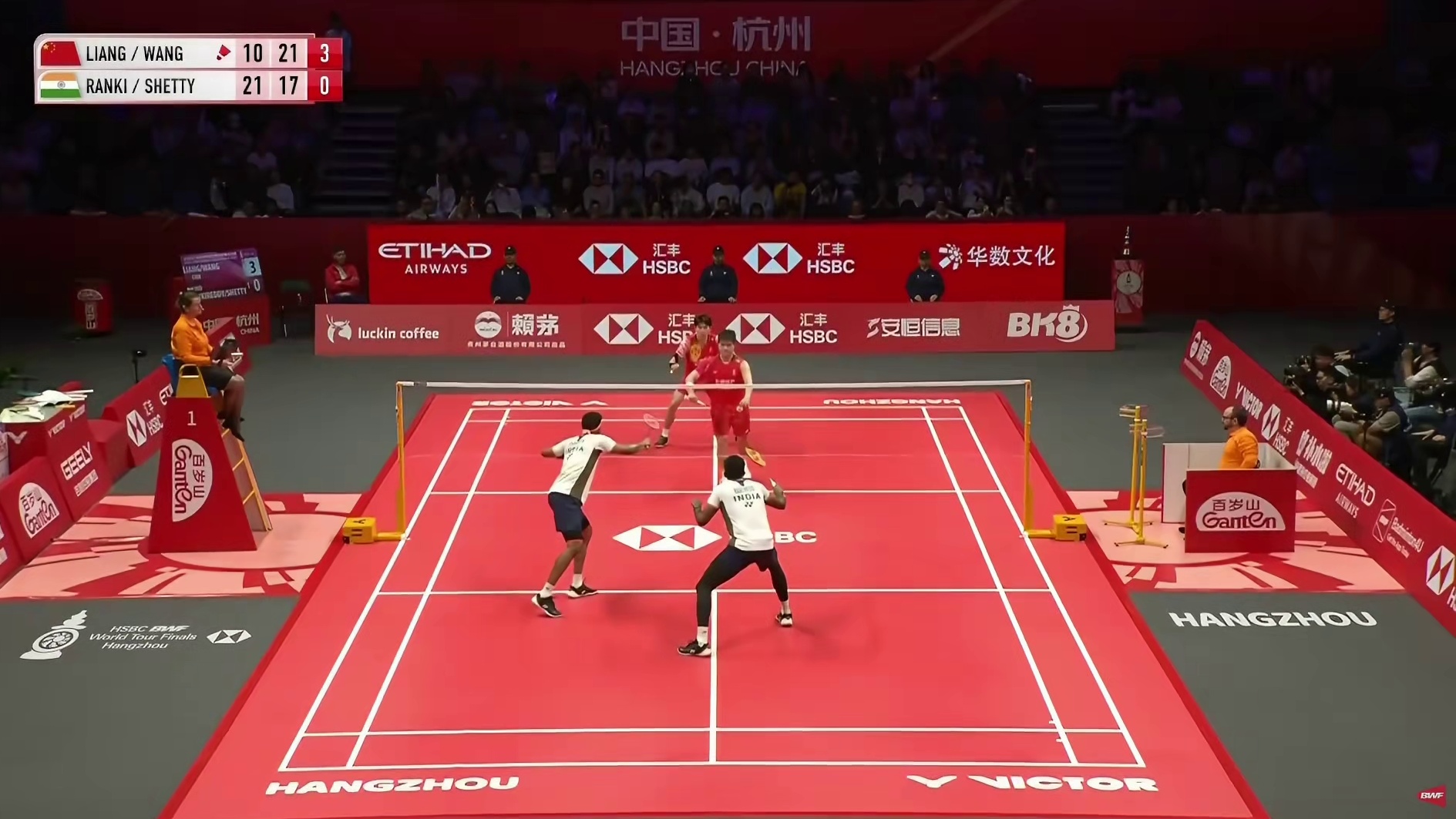 王者归来！梁王组合 2-1 逆转黑塔晋级决赛 韧性铸就胜利！从首局溃败到末局完胜，战术调整立竿见影，展现出世界顶级组合的应变能力！梁王组合用一场教科书级别的逆转告诉世界 —— 真正的强者不仅要有实力，更要有从失败中重生的勇气和智慧。明日决赛对阵韩国 "徐金组合"，他们已做好准备，剑指冠军！