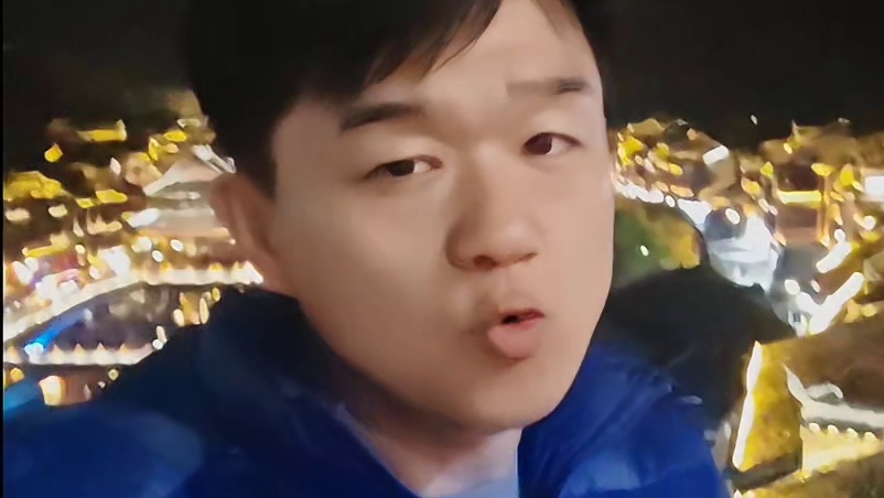 凤凰古城像凤凰，月光下面明晃晃