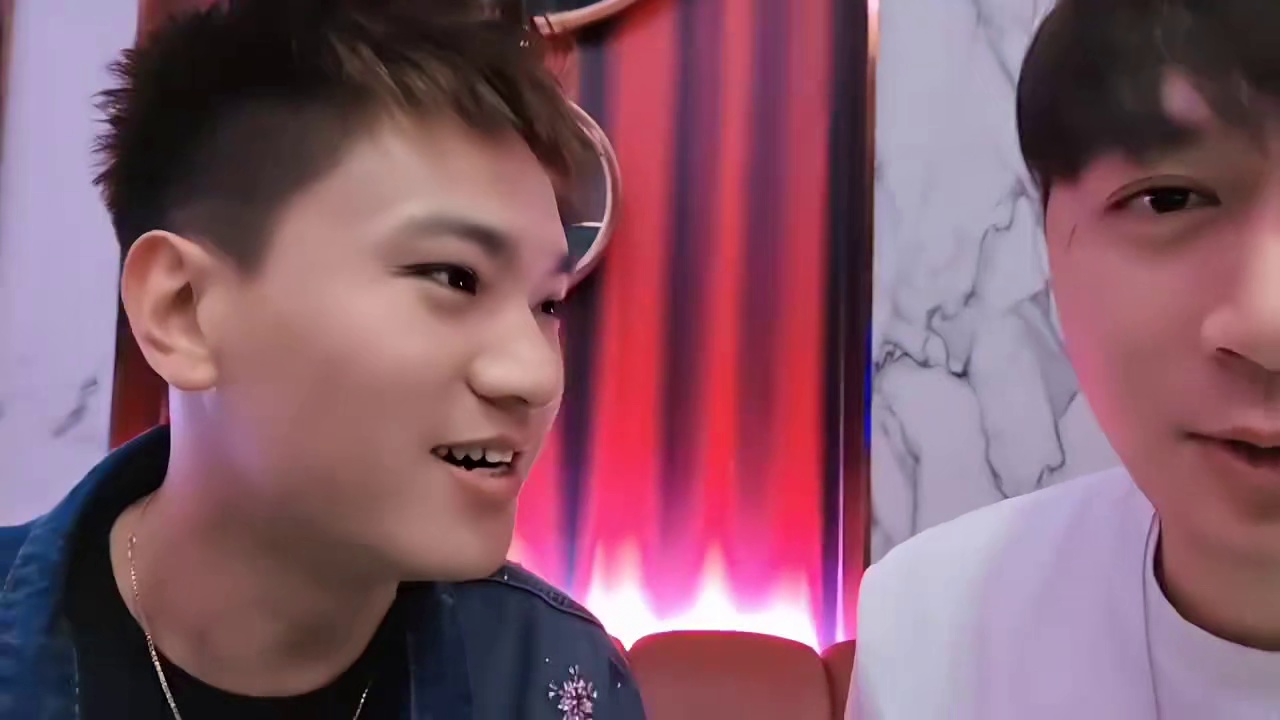 是这么拍屁股的吗！弹幕刷屏出生