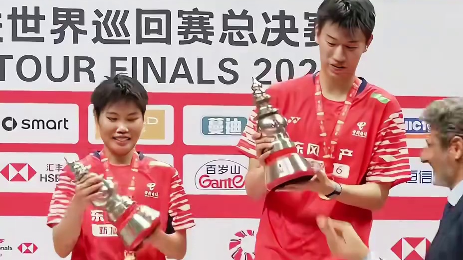 这个奖杯越看越爱恭喜凤凰组合首夺总决赛冠军！