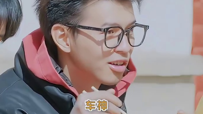 我愿称何浩楠为古希腊掌管“装”的神