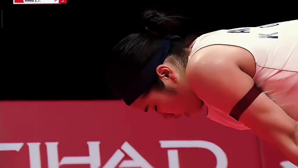 2025汇丰世界羽联总决赛 安洗莹2:1击败王祉怡，夺得冠军，这也是她赛季的第十一个高级别赛事冠军