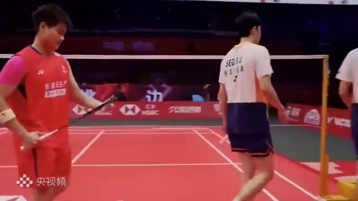 虽然与冠军一步之遥，但梁伟铿和王昶的银牌同样闪亮他们的配合愈发默契，一路拼杀展现的韧劲与进步有目共睹每一次网前封堵与后场重扣，都凝聚着汗水与信任。 ​​​