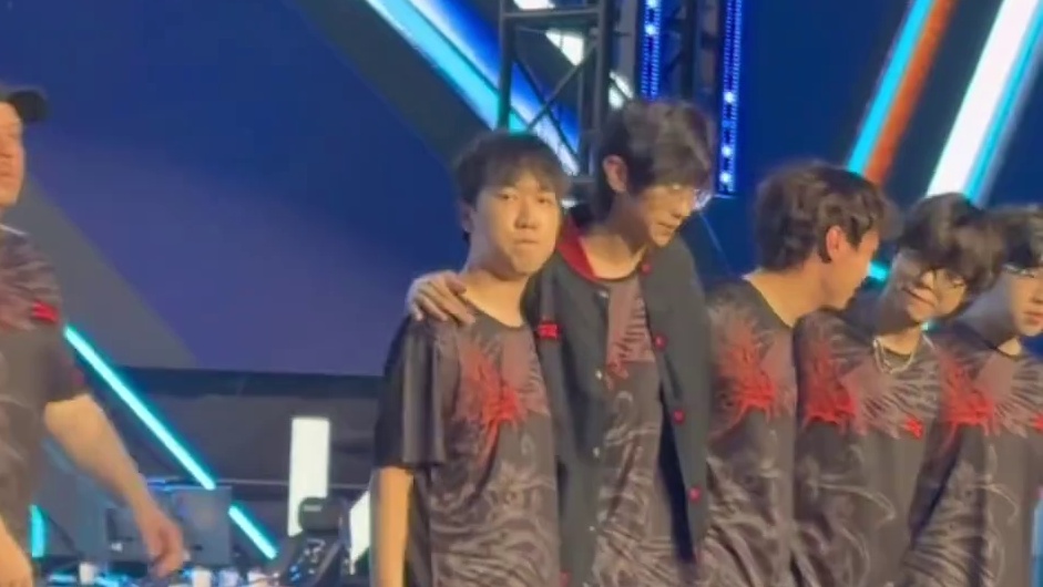 很遗憾今天没有取得胜利 结束了2025年最后一场赛事 感谢粉丝和观众们一年的支持 接下来我们会更加努力！启点赛见。