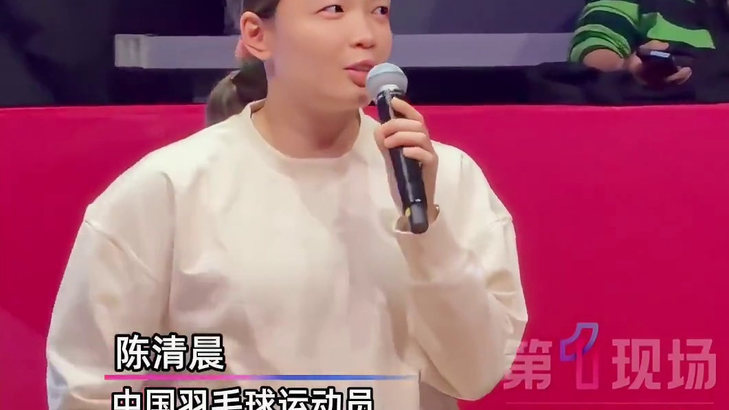 【 “如果以后这个队伍需要我再回来，我一定会再次出现在这个赛场上”】 12月21日，浙江杭州，中国国家羽毛球队运动员退役仪式上，陈清晨 发表的退役感言让她的搭档贾一凡 泪洒当场！ ​​​​ ​​​