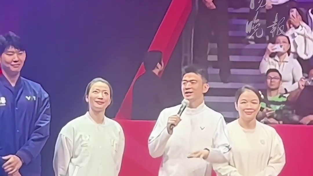 12月21日晚，在2025世界羽联世界巡回赛总决赛当日比赛结束后，赛场举行了陈清晨、郑思维、黄雅琼、刘雨辰四位功勋运动员的退役仪式。 在此前的采访中透露，退役后郑思维已投身体育产业创业，强调"运动员需跳出舒适圈"，黄雅琼计划兼顾家庭与羽毛球推广，陈清晨已在羽超联赛中兼职起了教练。