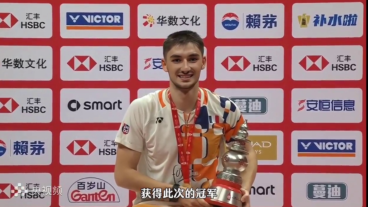 小波波夫击败石宇奇，历史性夺冠！ 这是法国选手的一次胜利，通过自己强劲