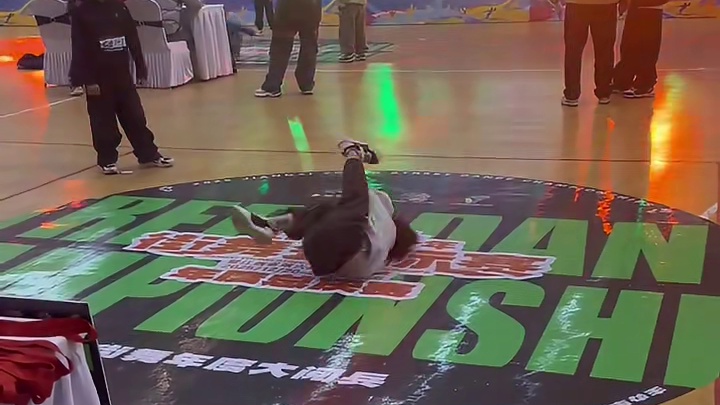 带五小只打今年的江西省青少年街舞锦标赛总决赛. 街舞比赛霹雳舞