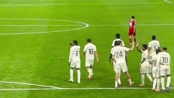 27岁生日夜致敬C罗！姆巴佩轰入年度第59球追平纪录，进球后再现偶像经典庆祝动作。#足球