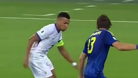 招牌射门动作，看到这个动作基本是打远角了