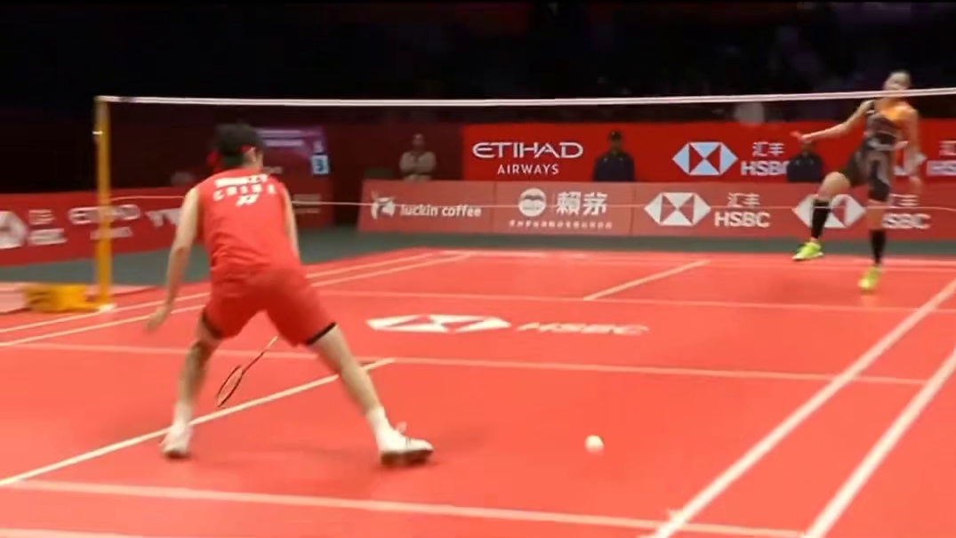 12月20日BWF总决赛SF王祉怡2:1逆转因达农晋级决赛 将与安洗莹争夺女单总冠军！三局比分为15:21/21:17/21:11.