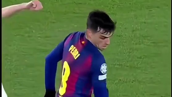 足球场上的8号，正奔赴热爱，脚步不停。