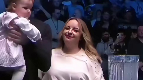 捧起宝贝比捧起奖杯还开心，恭喜韦克林夺得苏格兰公开赛冠军