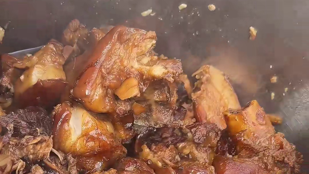 这一份红烧肉盖饭12块钱钱，你觉得咋样？