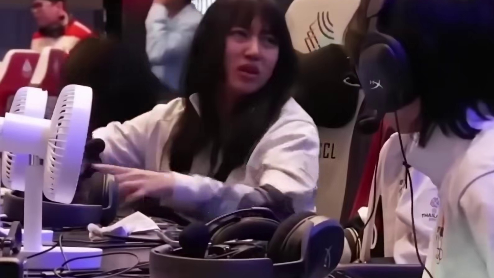 【电竞大瓜】顶流女主播国际赛场作弊 全程躲镜头 现场被揭穿