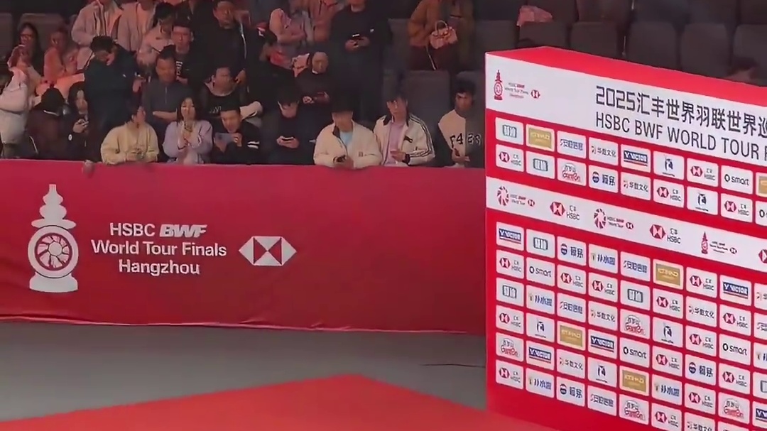 王昶梁伟铿领奖后忘记拿奖金支票，观众大喊提醒！ ​​​