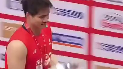 两位帅哥运动员视奖金如粪土（不是），只带着奖牌走了 ​​​