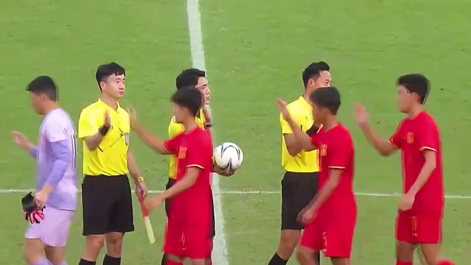 国足U15 3比0香港，小组第三收官！国少赛后列队向裁判鞠躬