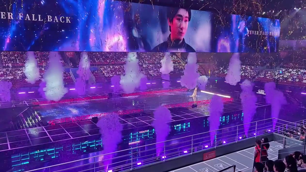 补发一个劫杯单排总决赛选手们登场时刻，太震撼了！观赛氛围无敌！