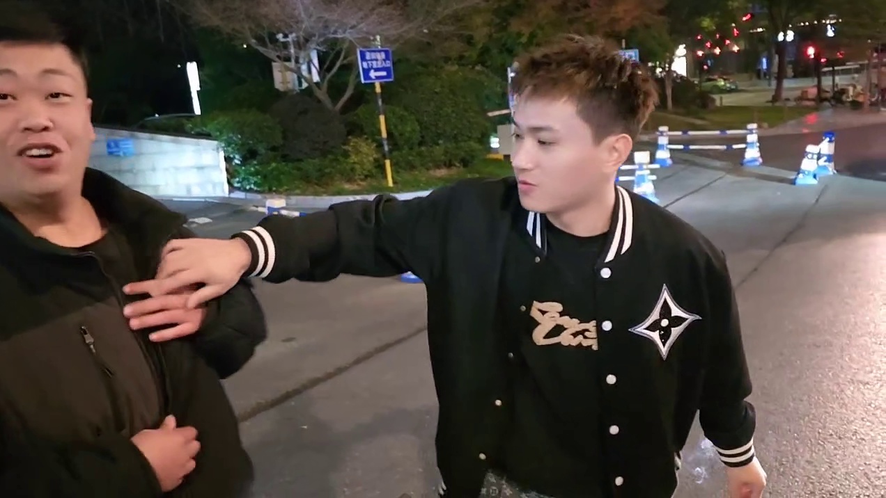 95新来的保镖长的有点像潘长江！