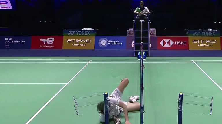 赖浩俊整个人摔倒在对方场地，骆建佑的回球却出了界，到底怎么判