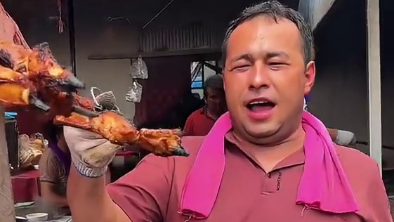 新疆街头馕坑烤羊肉串 焦焦巴巴烤的真不错