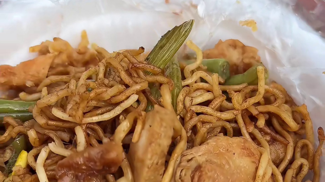 沈阳街头美食焖面，还送一碗蛋花汤，只需要10块钱