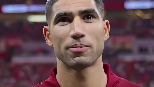 万众瞩目！阿什拉夫带非洲足球先生奖杯现身非洲杯揭幕战