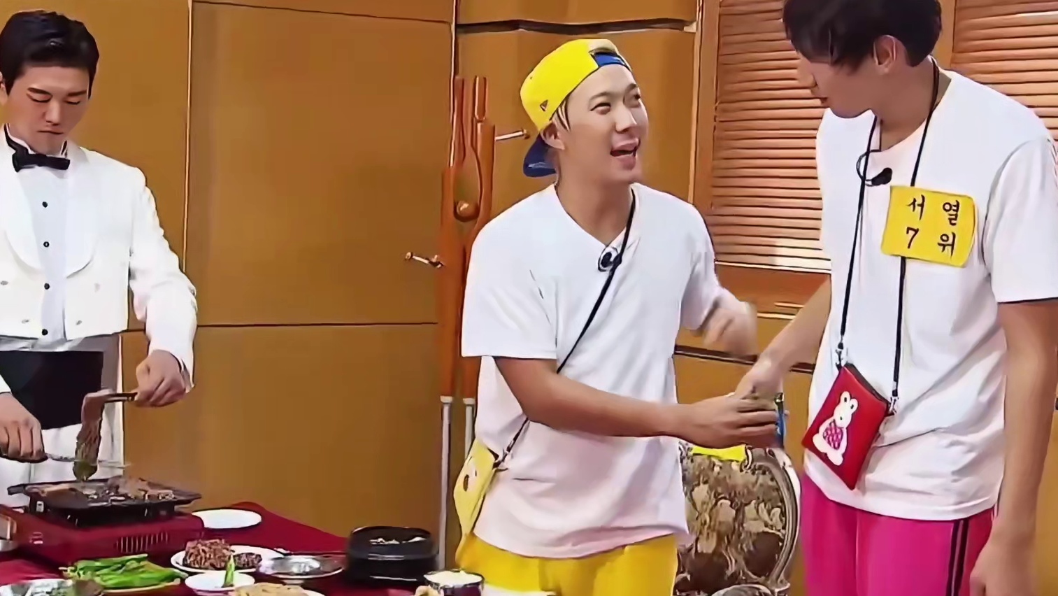 雪国列车特辑，成员们按等级用餐，光洙惨上加惨仅有的水都被抢走了哈哈哈  1