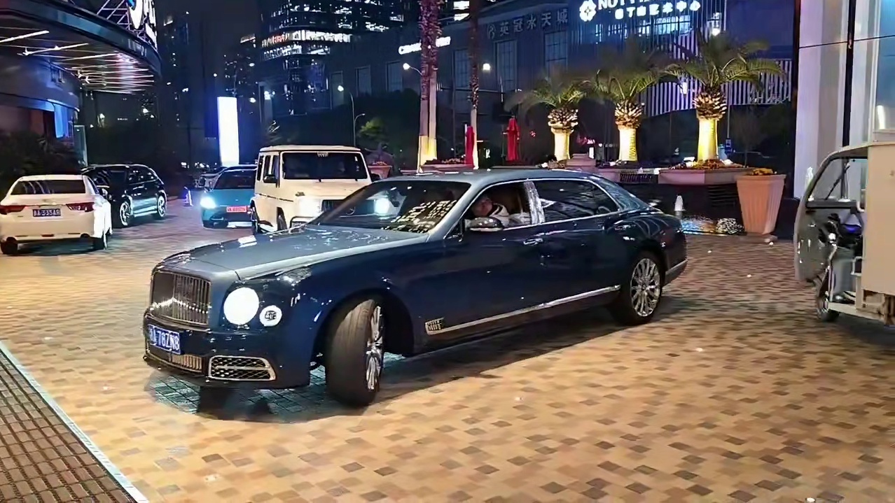 小酷带着车队来兰博基尼酒店过生日！牌面拉满