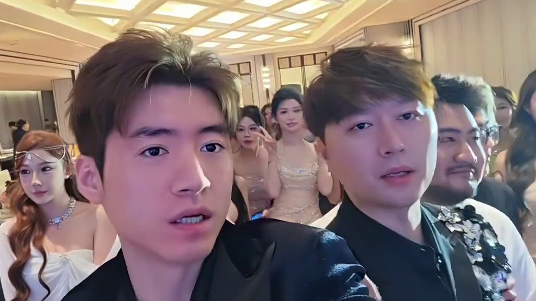 茄子子圣轩子和95主播一同给小酷庆生！